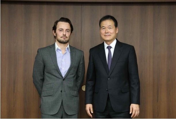 South Korean Unification Minister Kim Yung-ho (right) and Thor Halvorssen Mendoza, chief of the Human Rights Foundation pose for photos, Monday. (Ministry of Unification)