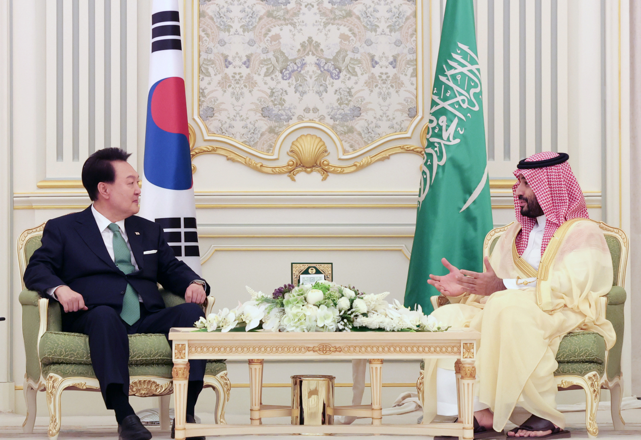 President Yoon Suk Yeol (left) and Saudi Crown Prince Mohammed bin Salman hold talks at the Palace of Yamamah in Riyadh, Saudi Arabia on Oct. 22. (Joint Press Corps)