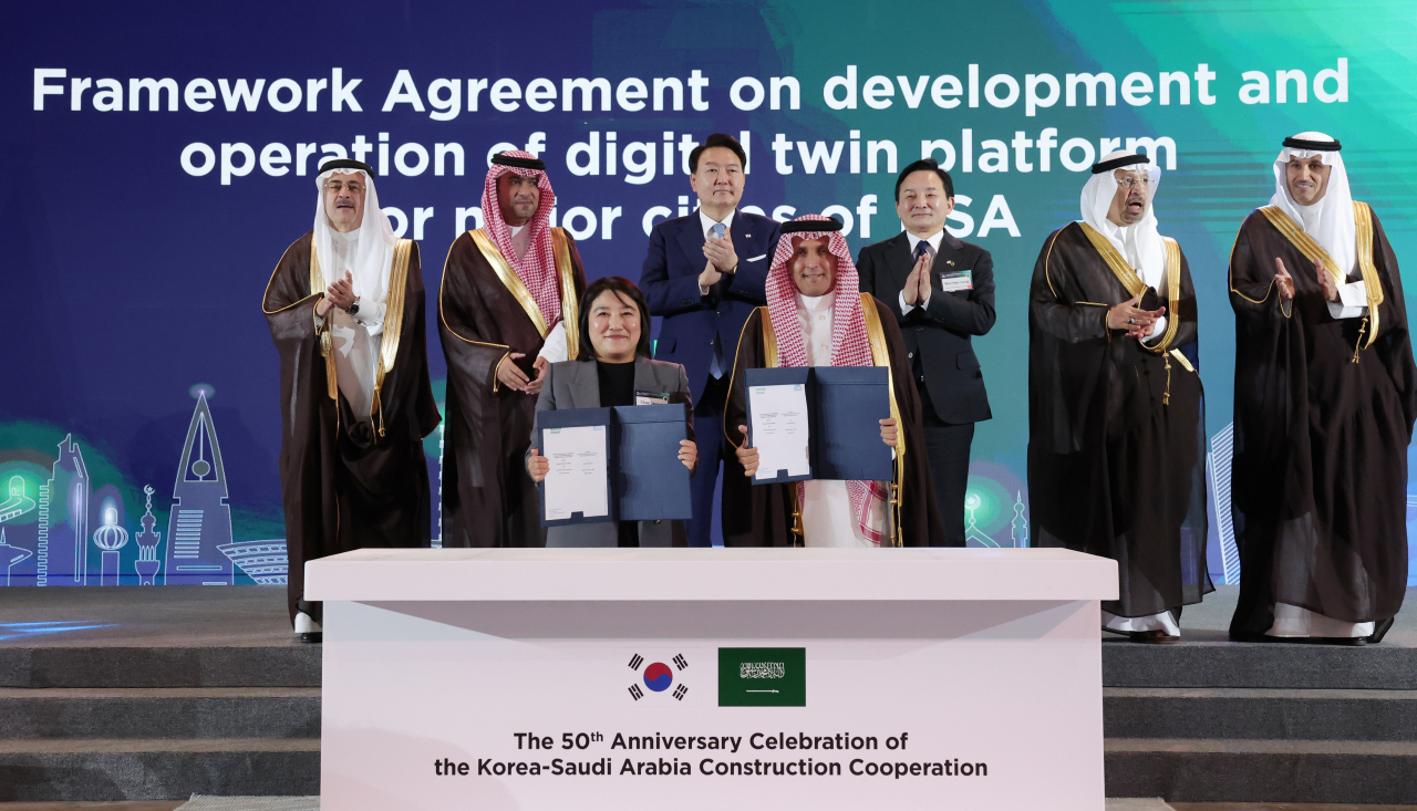 President Yoon Suk Yeol (third from left, second row) and government officials of Korea and Saudi Arabia attend the signing event of a memorandum of understanding between Naver and Saudi Arabia’s Ministry of Municipal and Rural Affairs and Housing in Riyadh, Saudi Arabia, Monday. (Joint Press Corps)