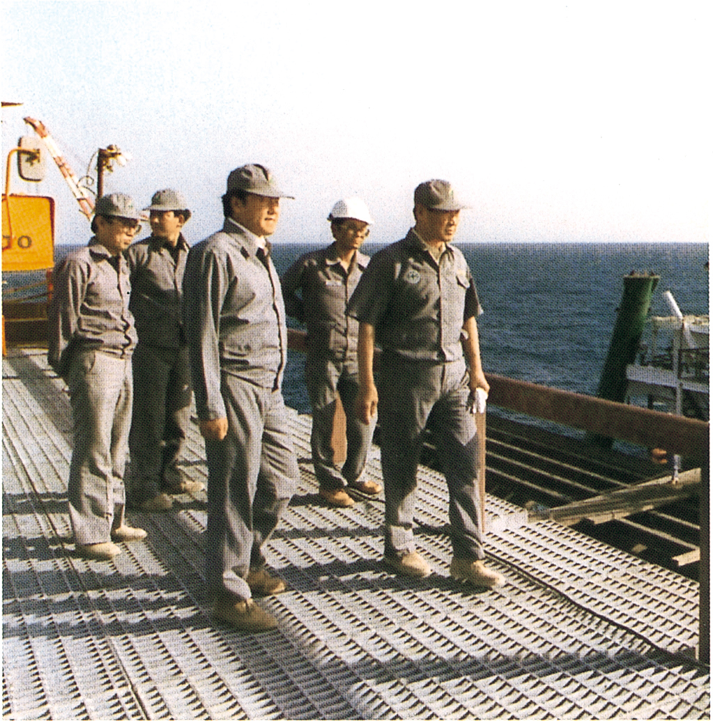 Chung Ju-yung (right), founder and former chairman of Hyundai Group, oversees the construction site of Jubail Industrial Harbor in Saudi Arabia in the 1970s. (Hyundai Motor Group)