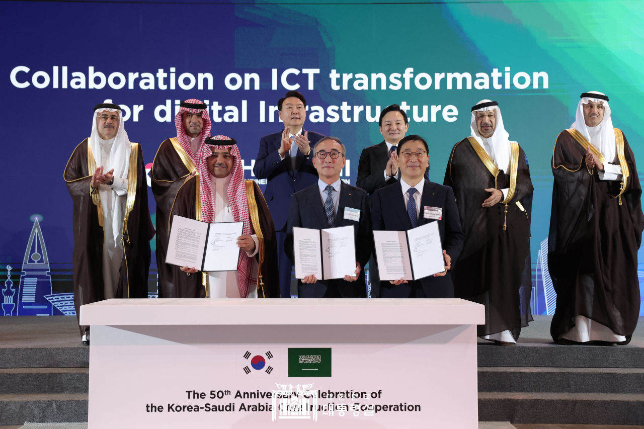 From left, front row: STC Group CEO Olayan Alwetaid; KT CEO Kim Young-shub; and Hyundai E&C President Yoon Young-joon pose for a photo during the signing ceremony of a trilateral partnership in Riyadh, Saudi Arabia on Monday, with President Yoon Suk Yeol and government officials of both countries in attendance. (Joint Press Corp)