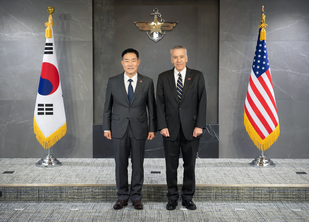 Defense Minister Shin Won-sik (left), US Ambassador to South Korea Philip Goldberg pose for a photo at Shin's office in central Seoul on Tuesday in this photo provided by Seoul's defense ministry. (Yonhap)