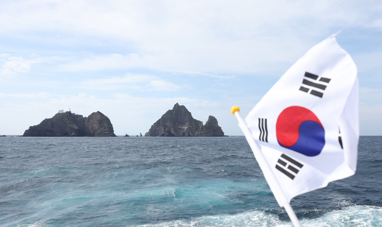 South Korea's national flag Taegeukgi is seen with the Dokdo islets on Oct. 19. (Yonhap)