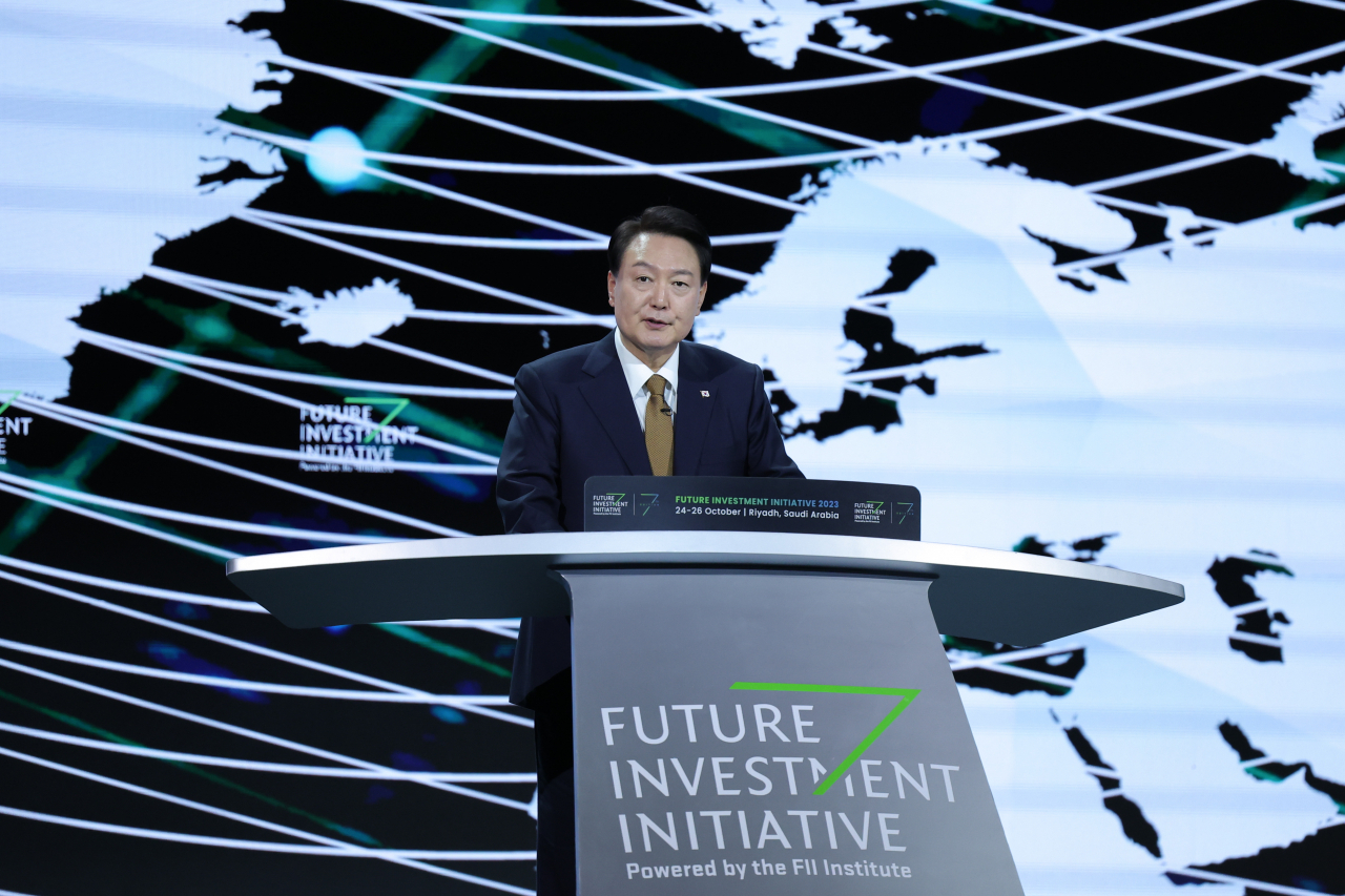 South Korean President Yoon Suk Yeol gives a speech at the Future Investment Initiative forum in Riyadh on Tuesday. (Yonhap)