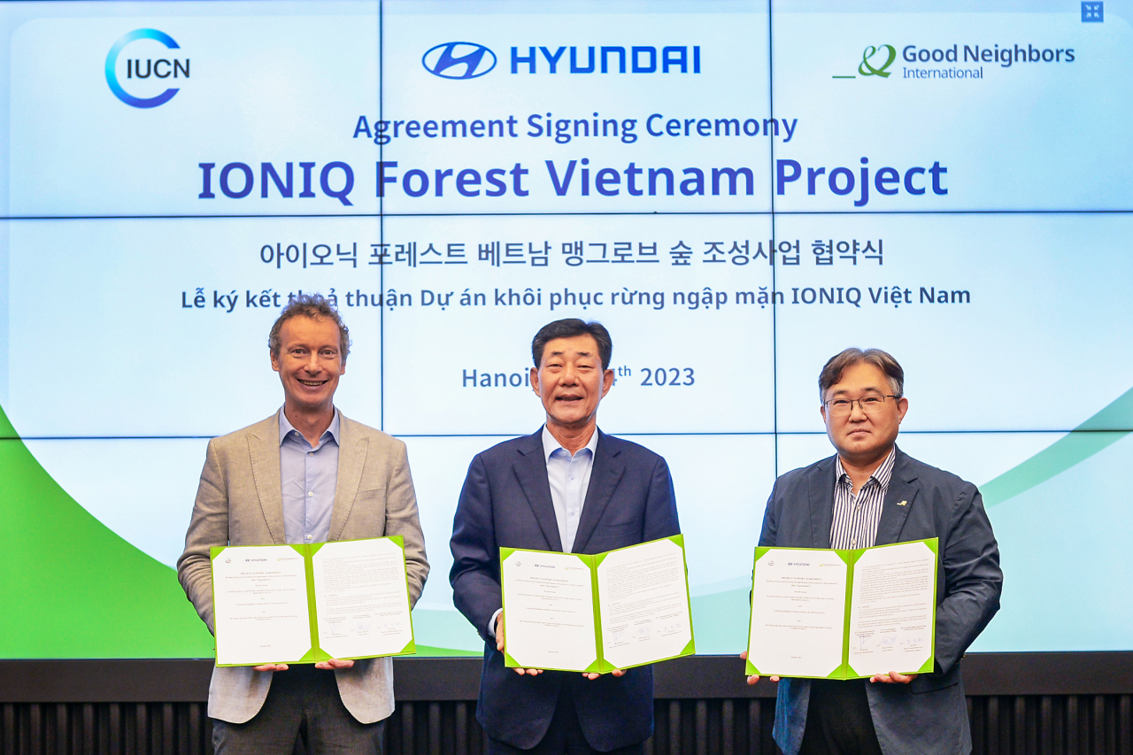 Hyundai Motor Co. on Wednesday, shows representatives of Hyundai, the International Union for Conservation of Nature and Good Neighbors International at a signing ceremony for a memorandum of understanding for a forest restoration project in Vietnam held the previous day. (Yonhap)
