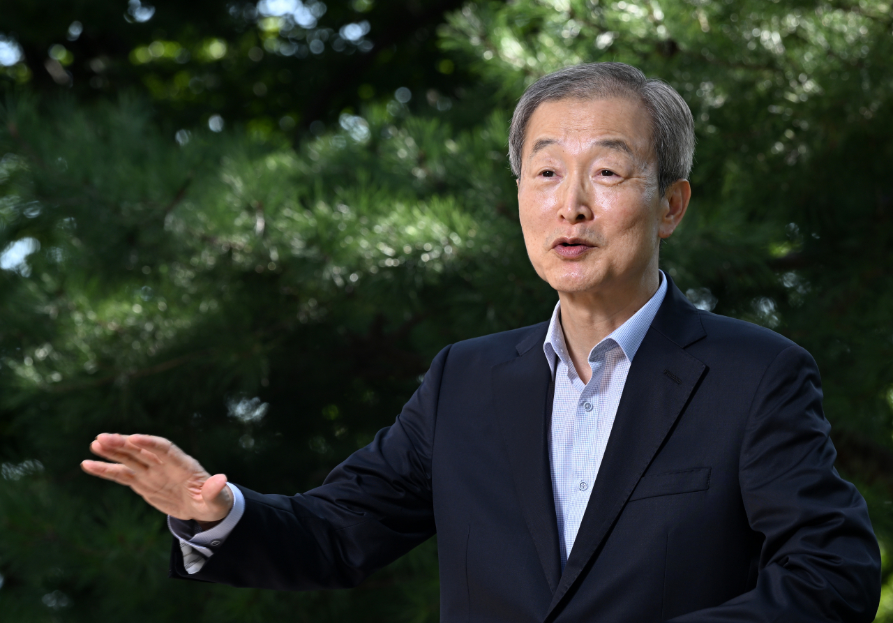 Ahn Ho-young, South Korea’s former ambassador to the US, poses for a photo ahead of an interview with The Korea Herald at Kyungnam University’s Institute for Far Eastern Studies in central Seoul on Sept. 7. (Im Se-jun/The Korea Herald)
