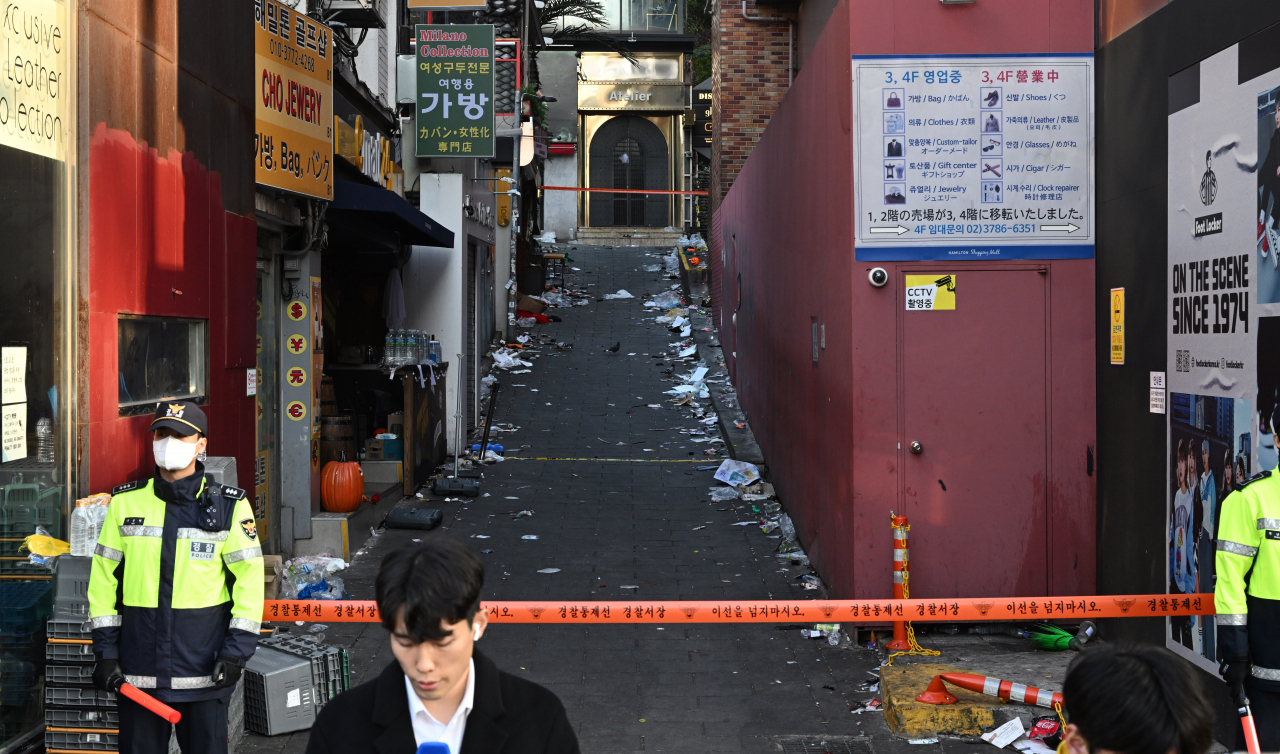 A police officer stands on the street in Itaewon on Oct. 31, 2022, where the deadly crowd crush occurred. (Im Se-jun/The Korea Herald)