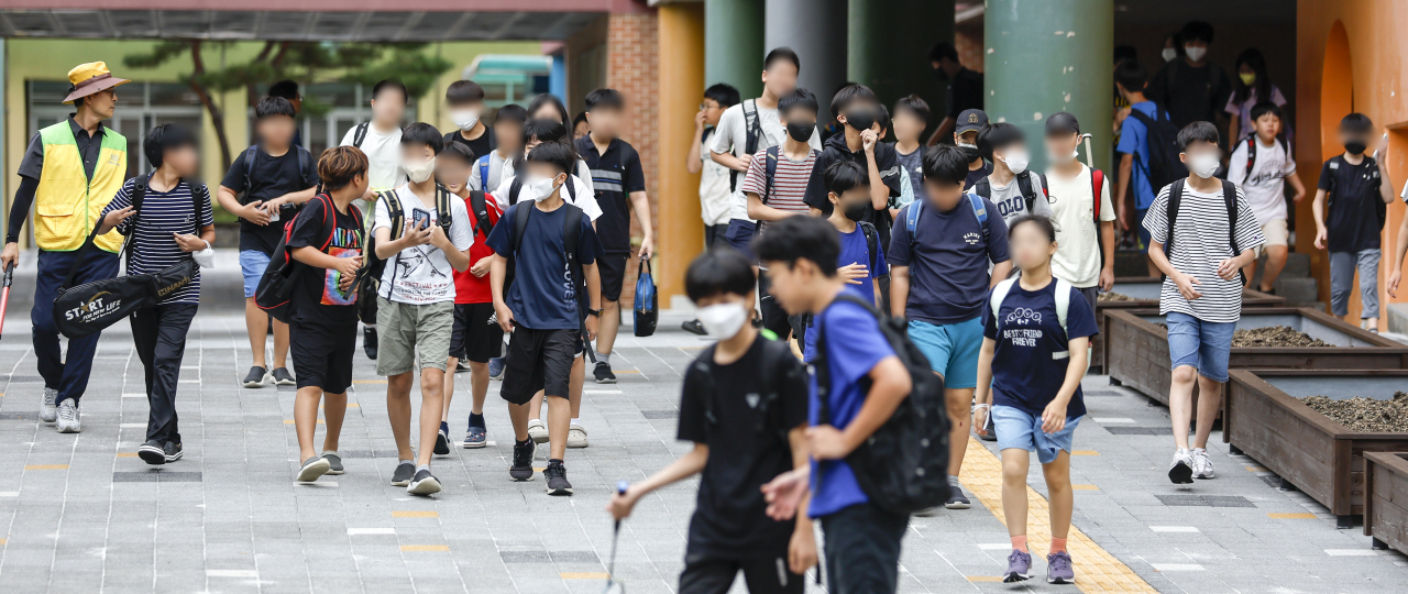 This photo shows children going home after school at a Seoul-based elementary school. (Newsis)