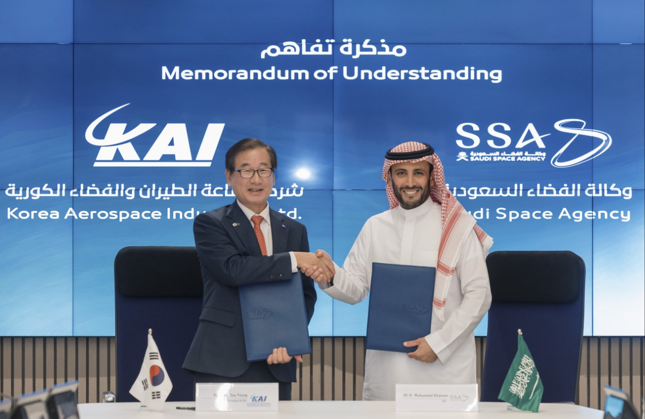 Kang Goo-young (left), CEO of Korea Aerospace Industries, shakes hands with Mohammed Altamimi, president of the Saudi Space Agency, after signing a memorandum of understanding with the SSA in Riyadh, Saudi Arabia, on Wednesday. (Korea Aerospace Industries)