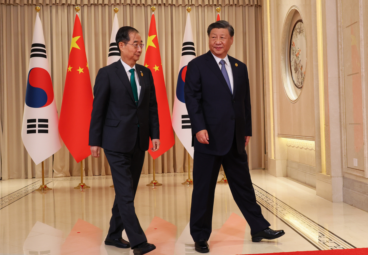 Prime Minister Han Duck-soo (left) and Chinese President Xi Jinping ahead of talks in Hangzhou, China on Sept. 23, 2023. (Prime Minister’s Secretariat)