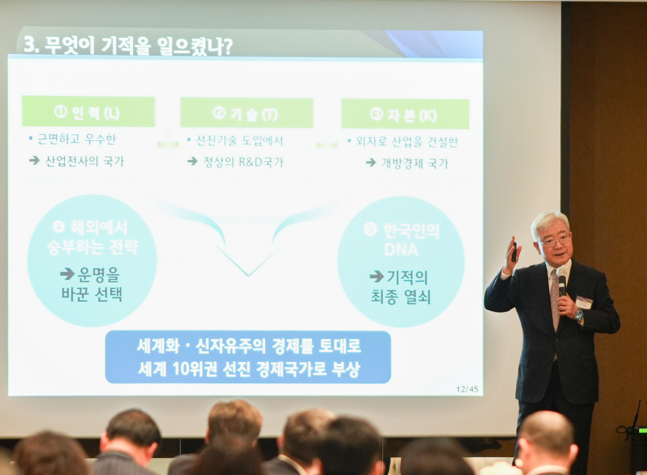 Kim Seok-dong, chief of the Jipyong Institute of Humanities and Society, speaks at the Global Biz Forum at Grand Hyatt Seoul on Wednesday. About 100 CEOs participated in the forum. (The Korea Herald)