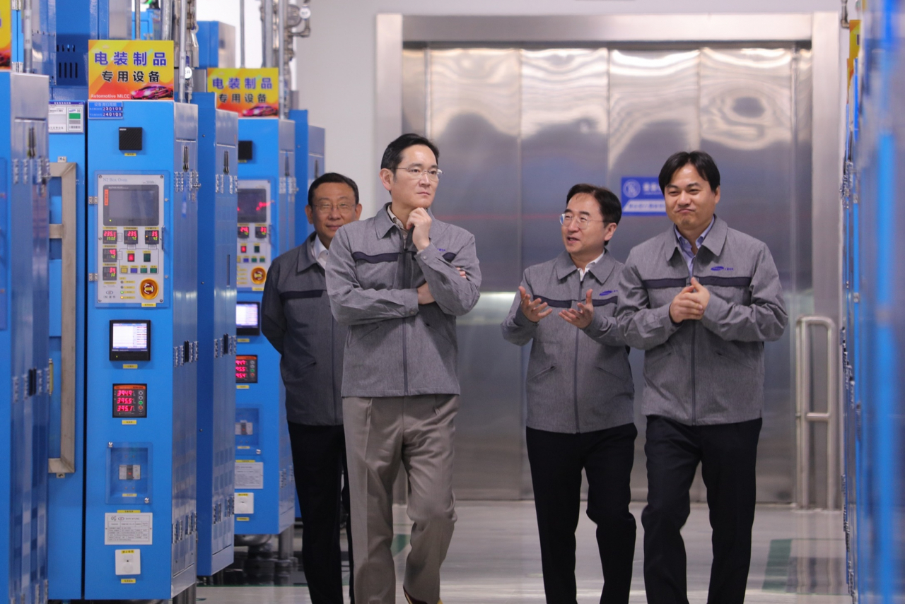 Samsung Electronics Executive Chairman Lee Jae-yong (second from left) inspects the Samsung Electro-Mechanics’ key production facility for Multilayer Ceramic Capacitor in Tianjin, China, in March. (Samsung Electronics)