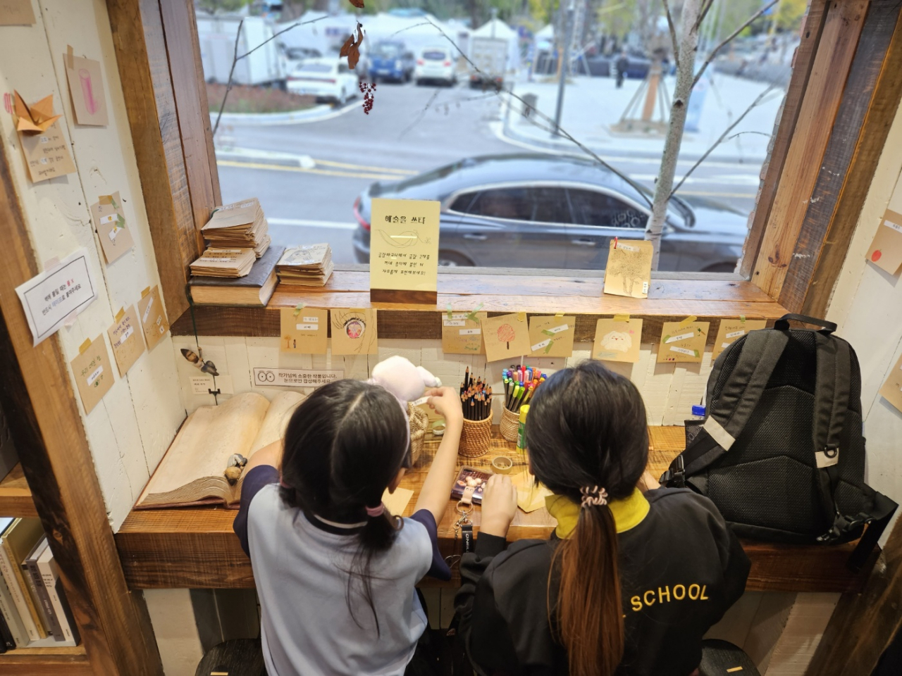 Children craft artworks at the Seohak Arts Village Library in Jeonju. (Kim Hae-yeon/ The Korea Herald)