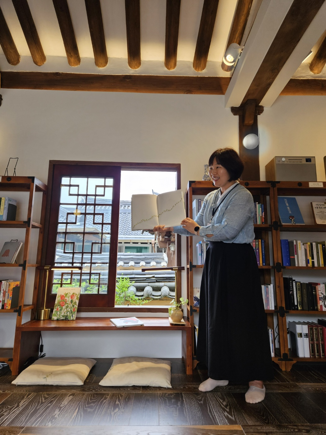 A guide at the Jeonju Library Tour introduces books to visitors. (Kim Hae-yeon/ The Korea Herald)