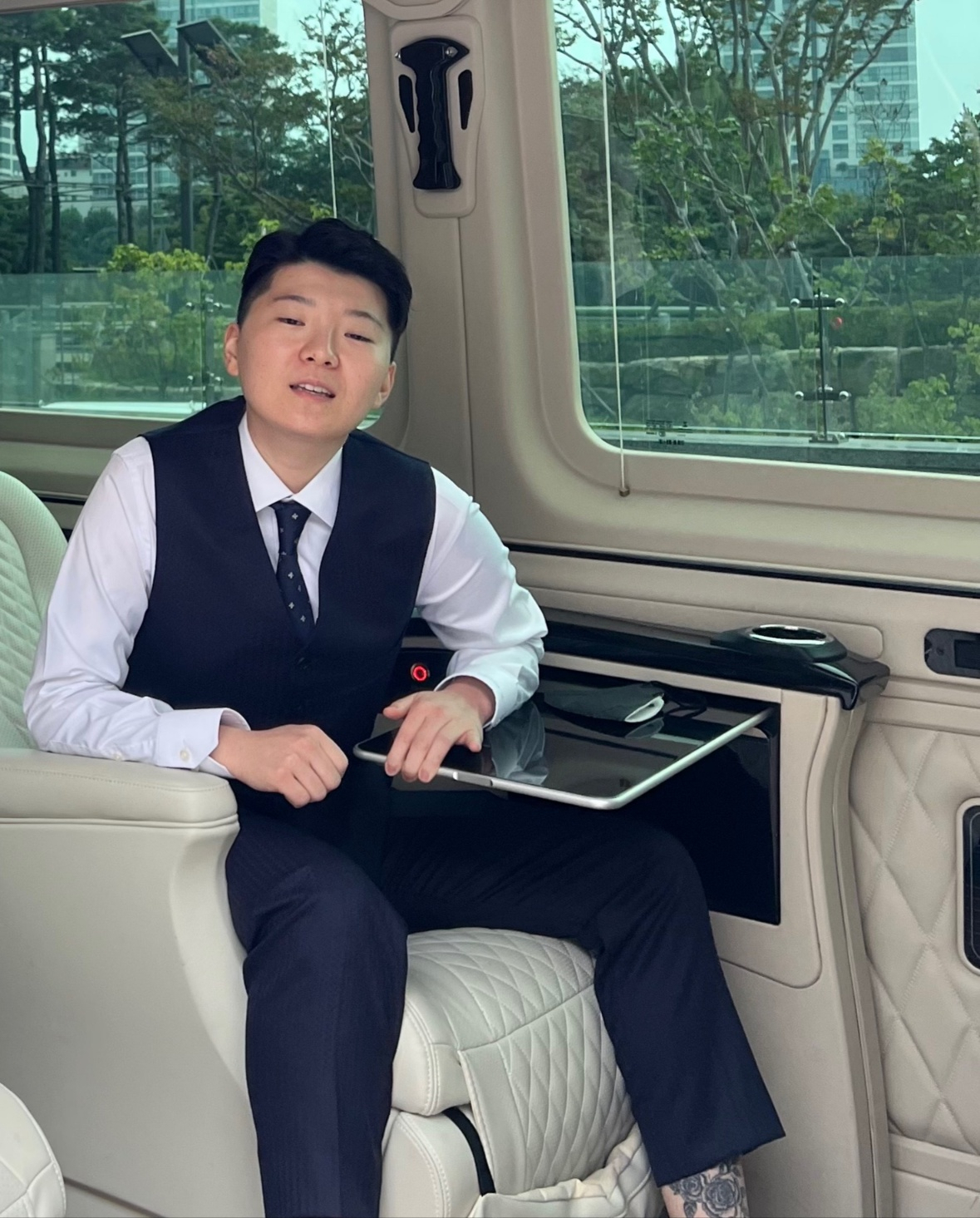 Jeon sits inside a limousine. (Kim Min-seok)