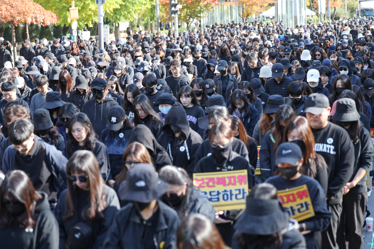 Teachers hold a moment of silence during a rally in front of the National Assembly in Seoul on Saturday, to demand the revision of the Child Welfare Act, which they argue can hold them accountable for child abuse for what they consider to be necessary disciplinary action. (Yonhap)