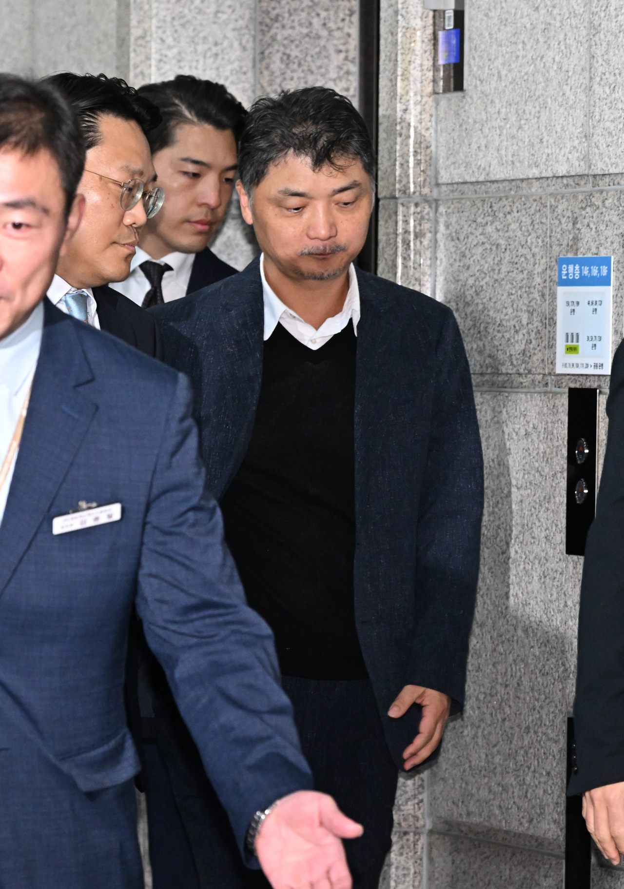 Kakao founder Kim Beom-soo enters the Financial Supervisory Service building in Seoul on Monday for questioning by the financial watchdog's special judicial police. (Lim Se-jun/The Korea Herald)