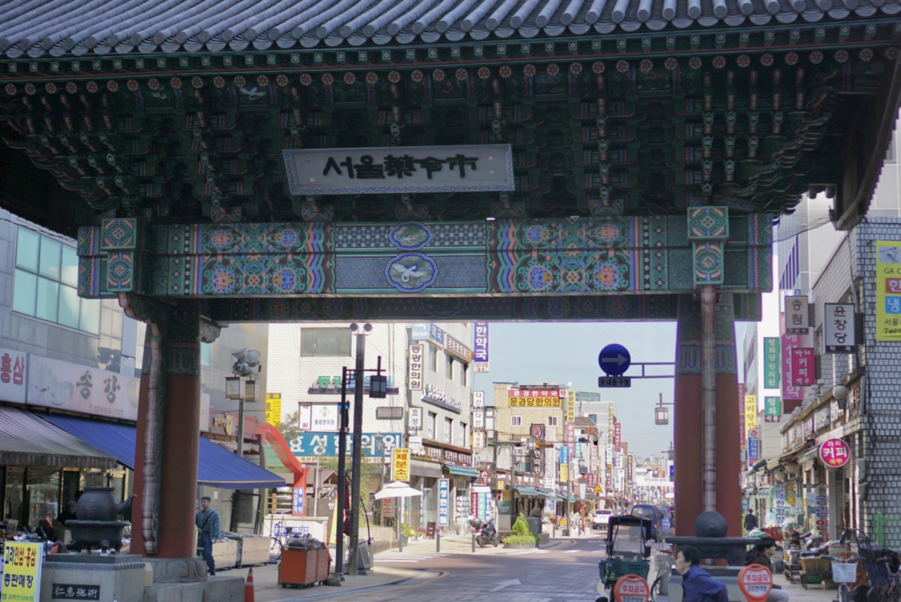 The main entrance of Seoul Yangnyeongsi Market in Jegi-dong, Dongdaemun-gu, Seoul (No Kyung-min/The Korea Herald)