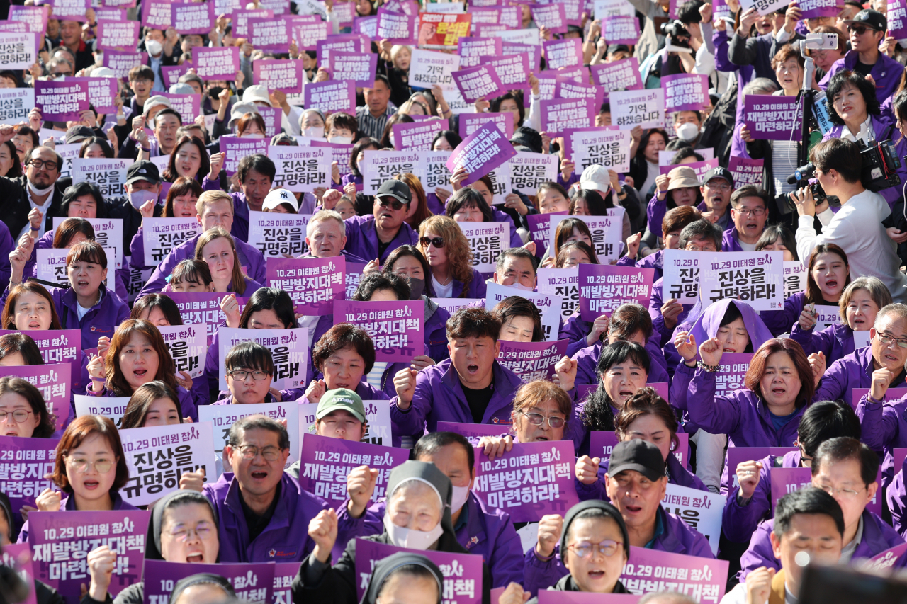 Marking the first anniversary of the Itaewon disaster, bereaved families and attendees at an interfaith prayer service near Itaewon Station in Seoul on Sunday called for the enactment of a special law on the Itaewon disaster and the development of the measures to prevent similar incidents in the future. (Yonhap)