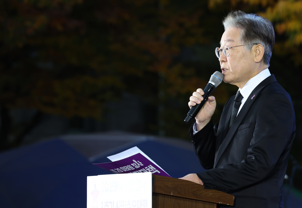 Lee Jae-myung, leader of the main opposition Democratic Party, delivers a speech at Seoul Plaza in the capital city during a memorial event to mark the first anniversary of the deadly Itaewon crowd crush that killed 159 people during Halloween celebrations last year, in this photo taken on Sunday. (Yonhap)