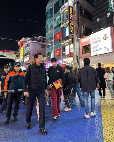 Seoul Mayor Oh Se-hoon (left) walks in a street in the Hongdae district in western Seoul on Sunday for a safety inspection during Halloween celebrations. (Oh Se-hoon 's Facebook)