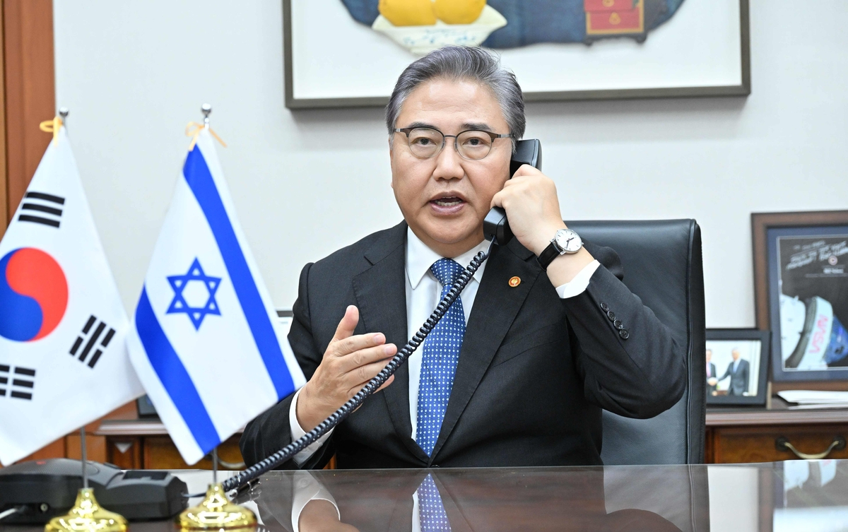 Foreign Minister Park Jin holds phone talks with his Israeli counterpart, Eli Cohen, on Sunday. (Yonhap)