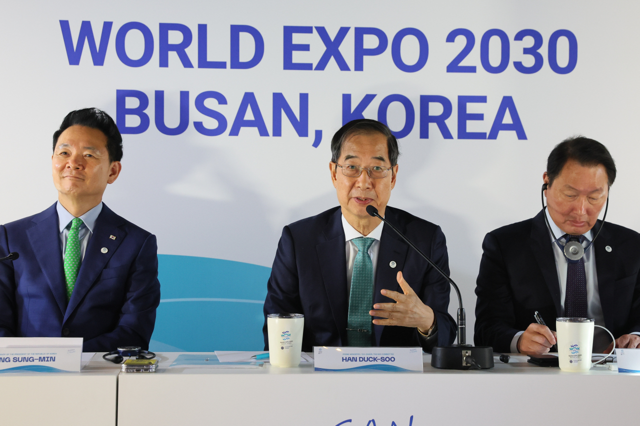 Prime Minister Han Duck-soo (second to left) speaks during the press conference held in Paris after the Busan Expo Symposium to promote Busan’s bid, Oct. 9, local time. (Yonhap)