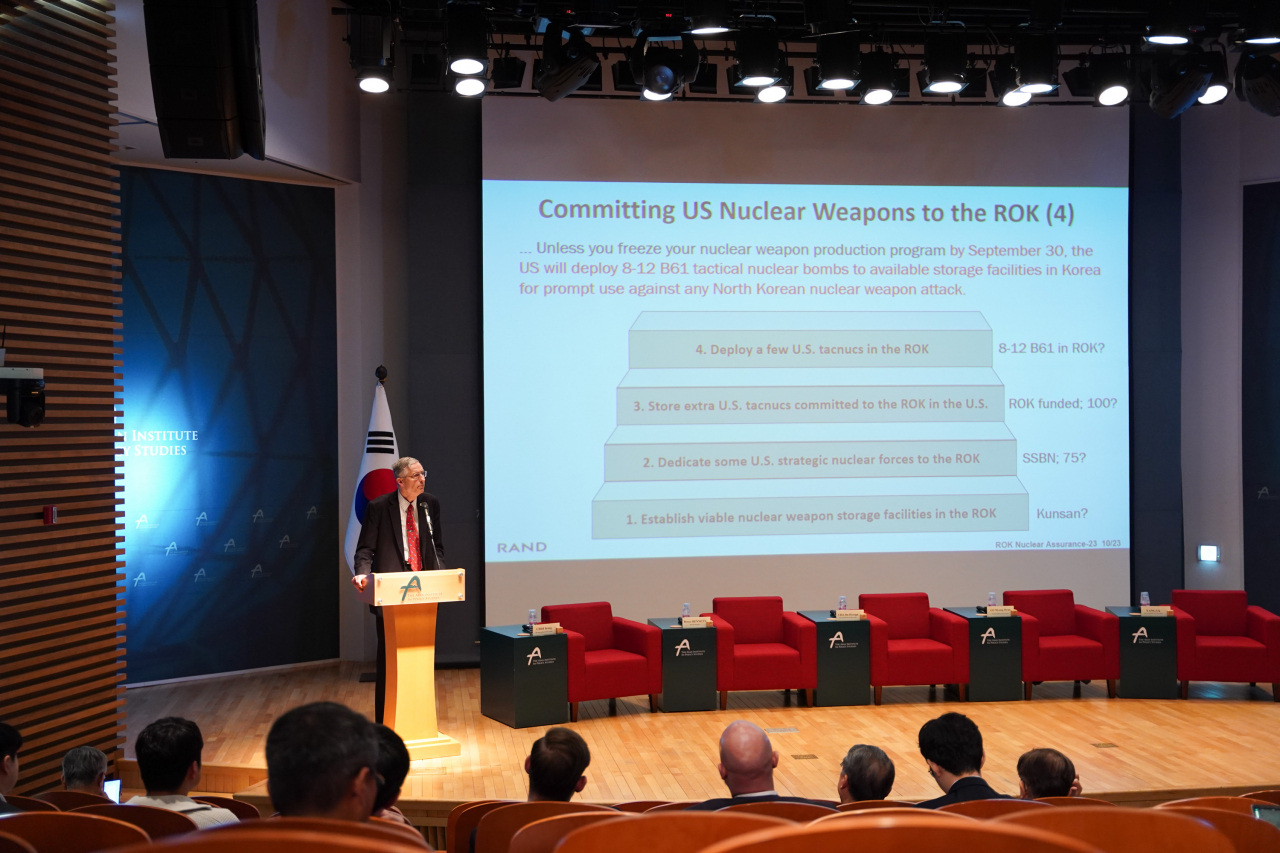 Dr. Bruce W. Bennett, from the RAND Corporation, briefs the report 'Options for Strengthening ROK Nuclear Assurance,' which was jointly produced by the Seoul-based Asan Institute for Policy Studies and the RAND Corporation, headquartered in Santa Monica. The news briefing is held at an Asan Institute's headquarters in Seoul. (Photo - at the Asan Institute for Policy Studies)