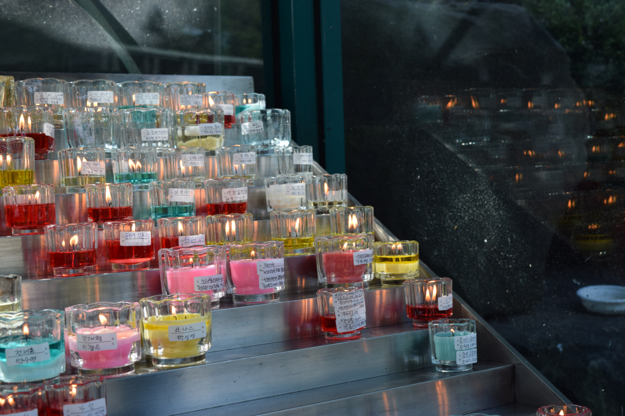 Prayer candles at the Jeoldusan Martyrs Shrine (Kim Hae-yeon/ The Korea Herald)