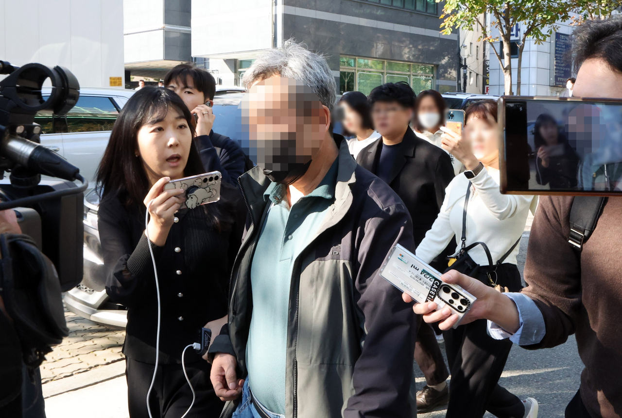 One of the three suspects in the Suwon rental scam appears before tenants in the city, Gyeonggi Province on Oct. 17. (Yonhap)