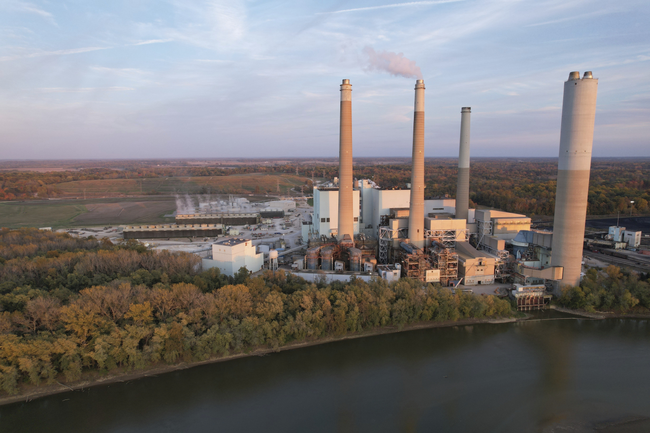 Steam rises from the AES Indiana Petersburg Generating Station in Petersburg, Indiana, Oct. 25.(AP-Yonhap)