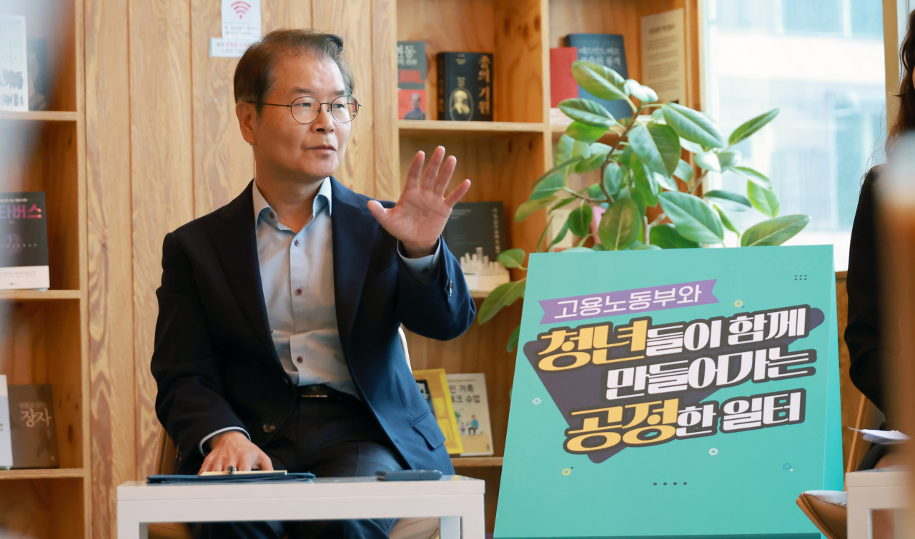 Labor Minister Lee Jung-sik speaks during a meeting with young workers and experts in Mapo-gu, Seoul, Wednesday. (Ministry of Labor and Employment)