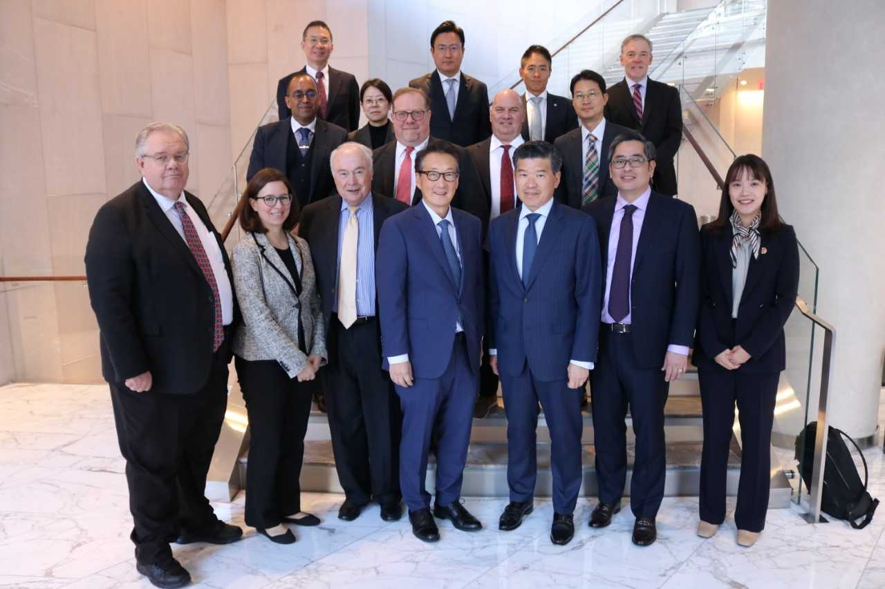 A delegation from the American Chamber of Commerce, led by Chairman and CEO James Kim (front, third from right), pose for a photo upon their three-day visit to Washington on Oct.24-26. (AmCham)