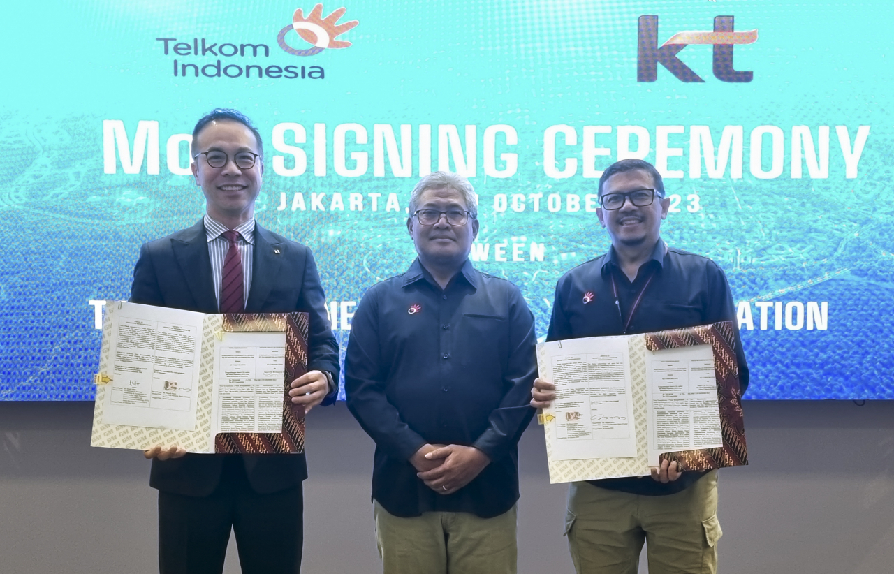 From left: Moon Sung-uk, KT senior vice president and head of global business unit; Herlan Wijanarko, Telkom Indonesia CTO; and Rizal Akbar, manager of smart city development task force, pose for a photo after a signing ceremony held at Telkom Indonesia's headquarters in Jakarta, Indonesia, Tuesday. (KT Corp.)