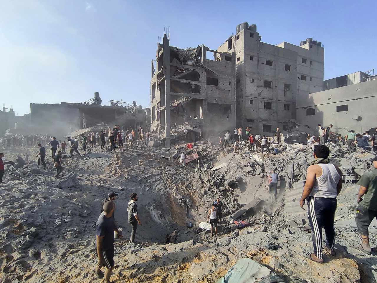 Palestinians inspect the damage of buildings destroyed by Israeli airstrikes on Jabaliya refugee camp on the outskirts of Gaza City, Tuesday. (AP-Yonhap)