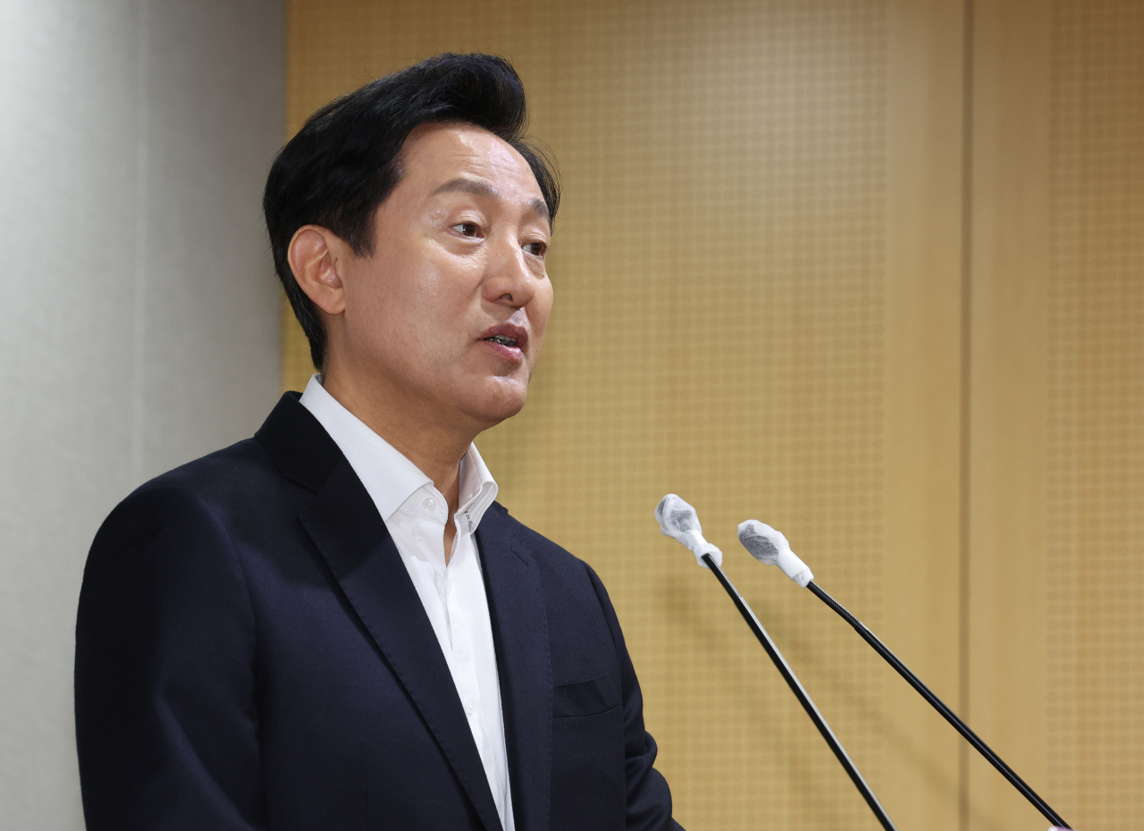 Seoul Mayor Oh Se-hoon answers a question regarding the incorporation of Gimpo into Seoul during a budget briefing at Seoul City Hall on Wednesday. (Yonhap)
