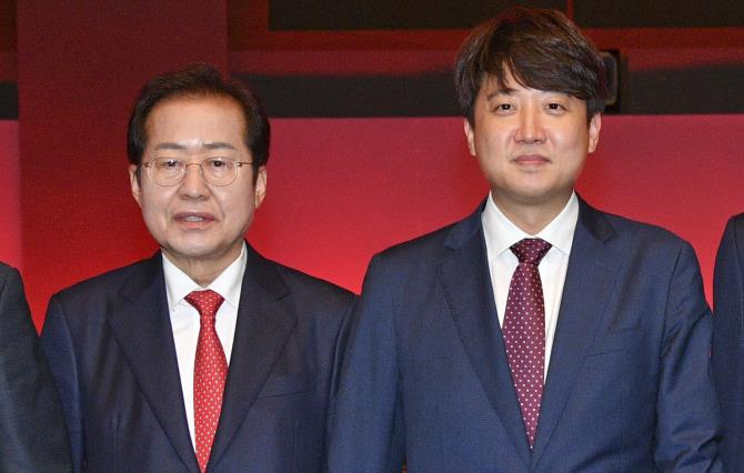 Daegu Mayor Hong Joon-pyo (left) and former People Power Party leader Lee Jun-seok (Yonhap)