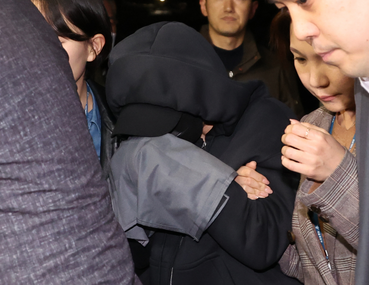 Police detain and move Jeon Cheong-jo, former fiance of Olympic fencing medalist Nam Hyun-hee, to the Songpa Police Station on Tuesday, on fraud charges. (Yonhap)