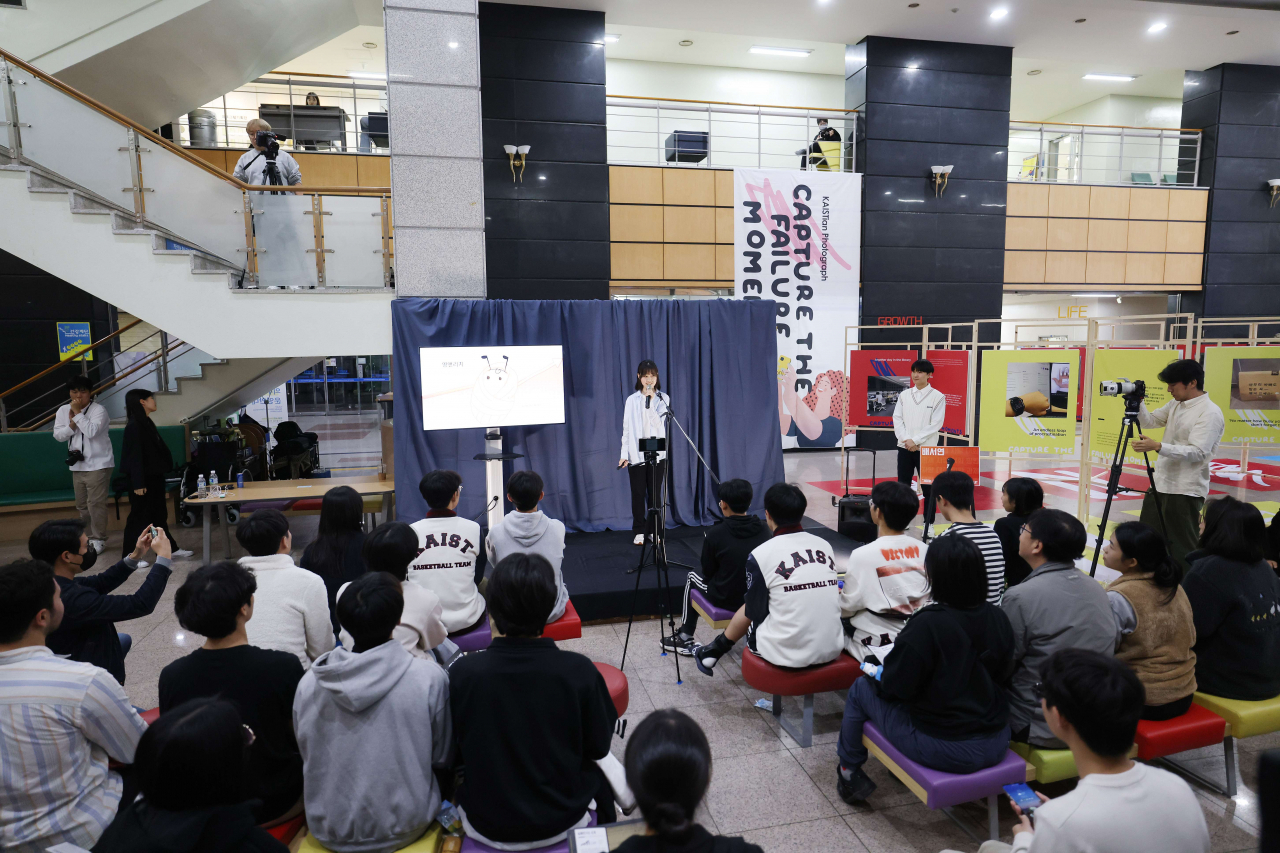A KAIST student talks about her failures during the “Failed Tasks Showdown Contest” held at the school's campus in Daejeon on Wednesday. (KAIST)