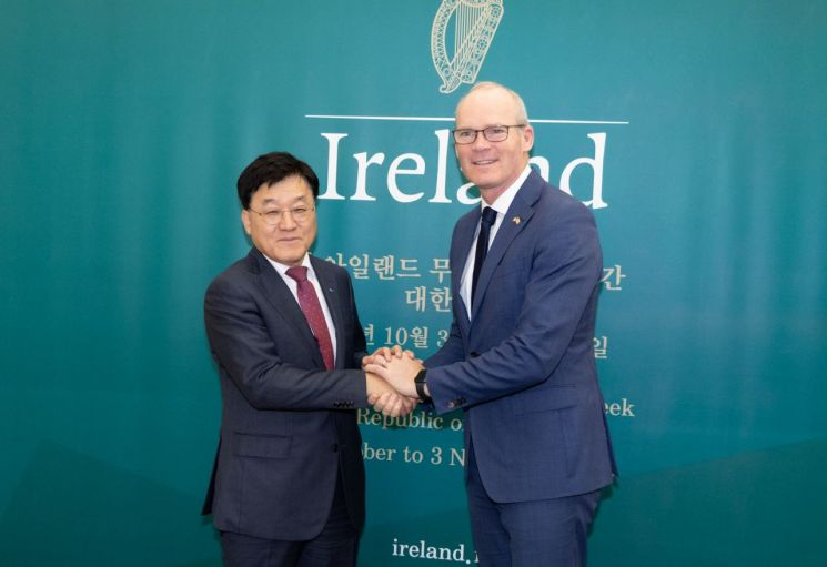 Korean International Trade Association Vice Chairman Jeong Marn-ki (left) and Irish Minister for Enterprise, Trade and Employment Simon Coveney pose for a photo during a networking event jointly organized by KITA and Enterprise Ireland at Trade Tower in Seoul, Wednesday. (KITA)