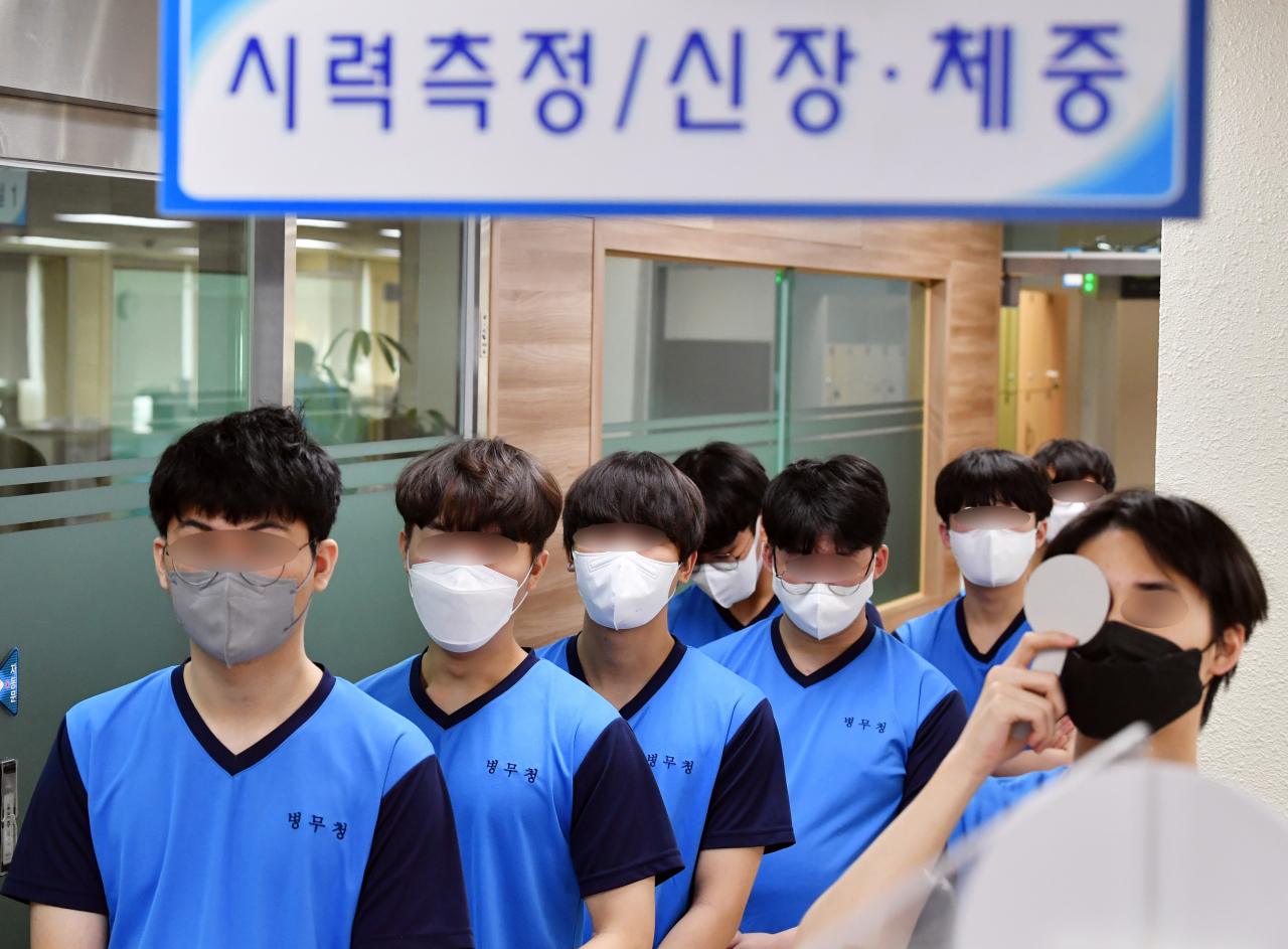 Military conscripts undergo a physical examination at the Gyeonggi Regional Military Manpower Administration in Suwon, Gyeonggi Province, February. (Newsis)