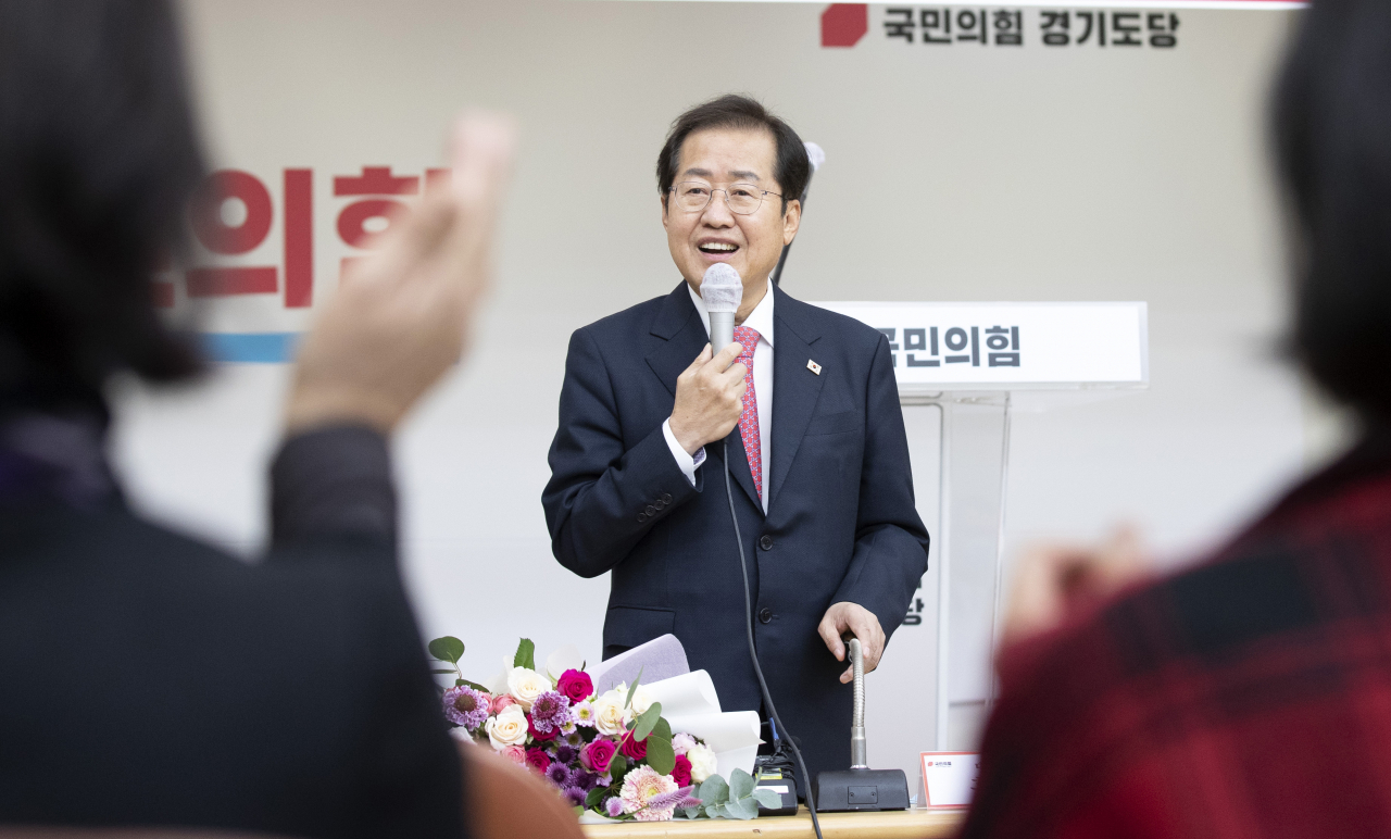 This photo shows Hong Joon-pyo delivering a speech to People Power Party members as a presidential candidate in November 2021 before the 2022 election. (Herald DB)