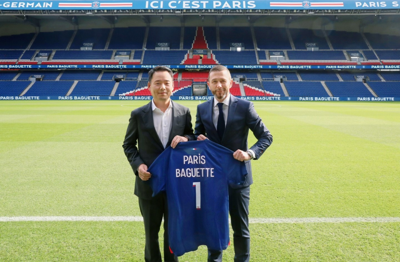 Paris Baguette CEO Hur Jin-soo (left) and Paris Saint-Germain Chief Revenue Officer Marc Armstrong pose for a photo at Parc des Princes, the home ground of the Paris-based football club, in Paris, Friday. (Paris Baguette)