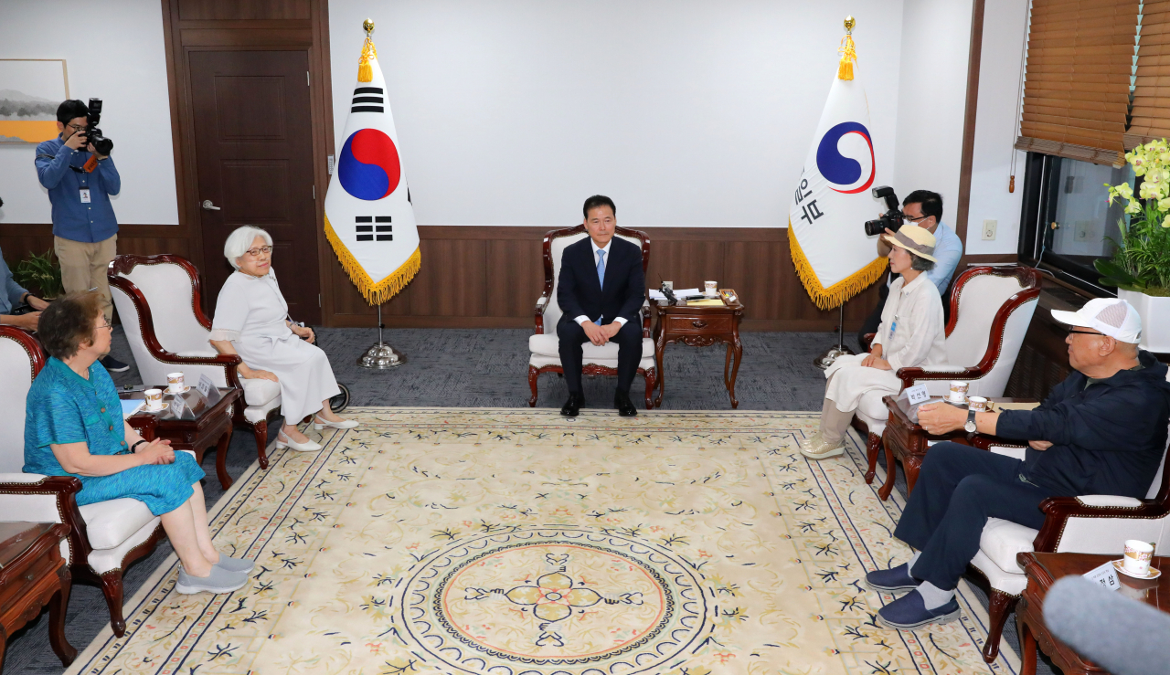 Unification Minister Kim Yung-ho (center) greets members of civic groups dedicated to resolving the issue of detainees, abductees and prisoners of war in North Korea in a meeting at his office in central Seoul on Aug. 3. (Newsis)