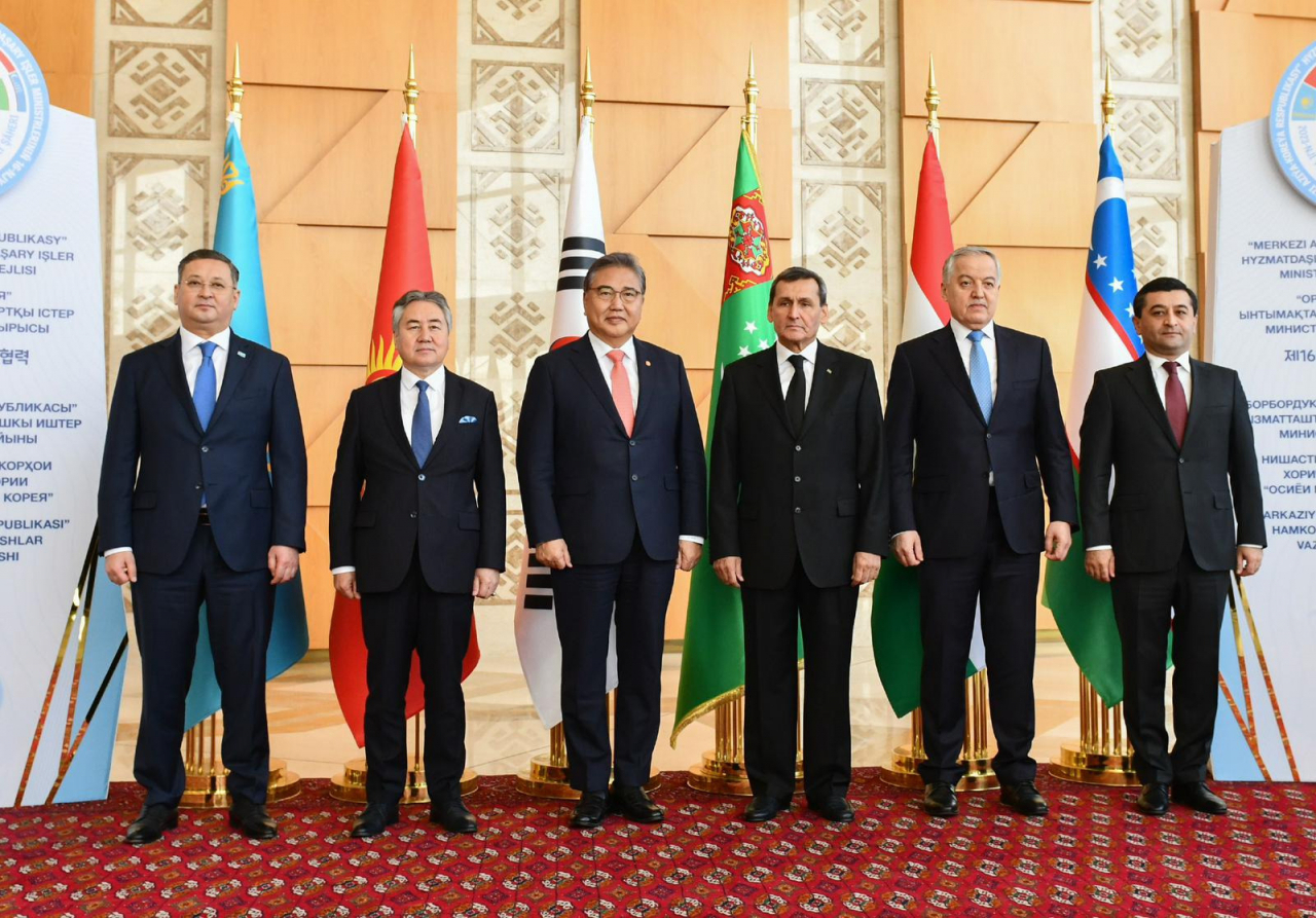 Attendees pose for a group photo at the 16th Korea-Central Asia Cooperation Forum held in Ashgabat, Turkmenistan on Wednesday. (Kazakh Embassy in Seoul)