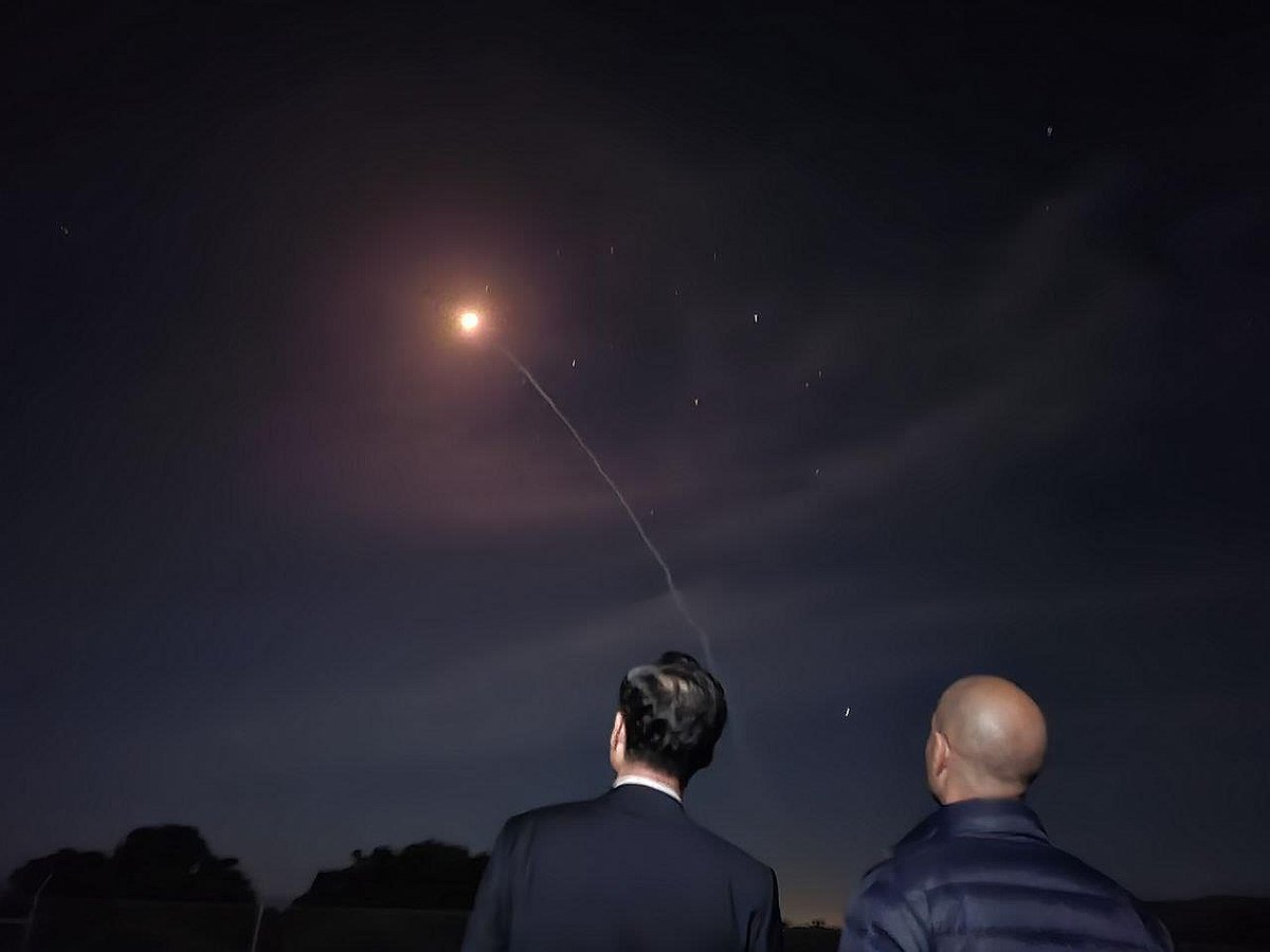 Deputy Minister for Defense Policy Heo Tae-keun (left) and Vipin Narang, U.S. principal deputy assistant secretary of defense for space policy, observe the Minuteman III intercontinental ballistic missile test at Vandenberg Air Force Base in California on Wednesday. (Defense Ministry)