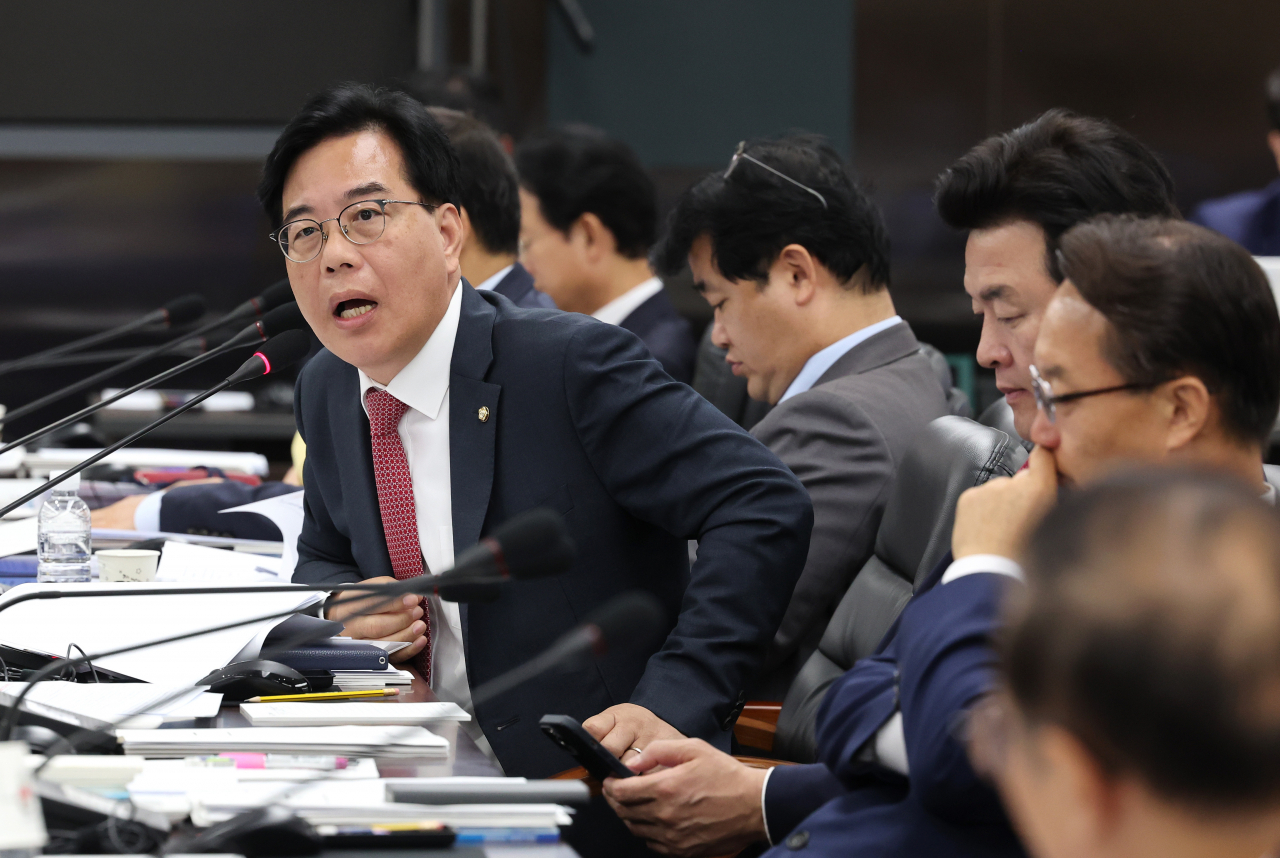 Rep. Song Eon-seog of the ruling People Power Party asks government officials a question in a parliamentary audit, Oct. 19. (Yonhap)
