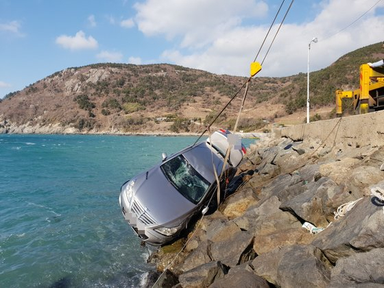 Park's car rolled from the dock and fell into the water on Dec. 31, 2018, on Geumo Island, Yeosu, South Jeolla Province. (Yeosu Coast Guard)