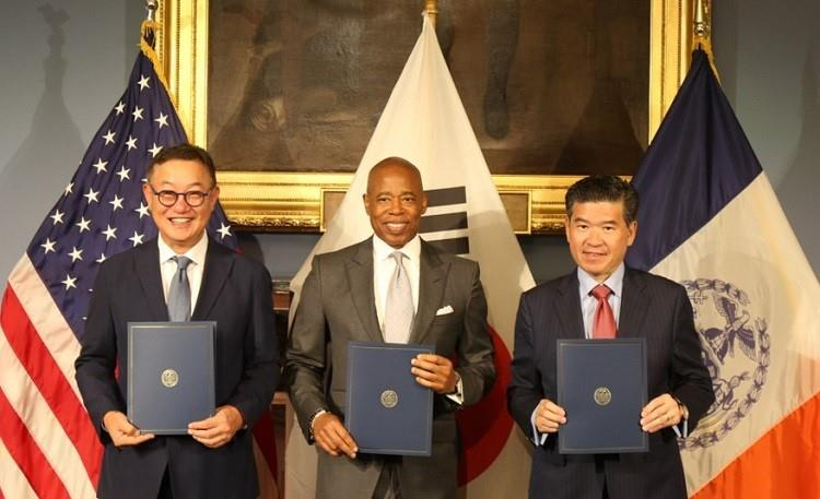 From left: LG CNS CEO Hyun Shin-gyoon, NYC Mayor Eric Adams and AmCham Korea Chairman James Kim pose for a picture at a signing ceremony for their new partnership at New York City Hall, New York. (LG CNS)