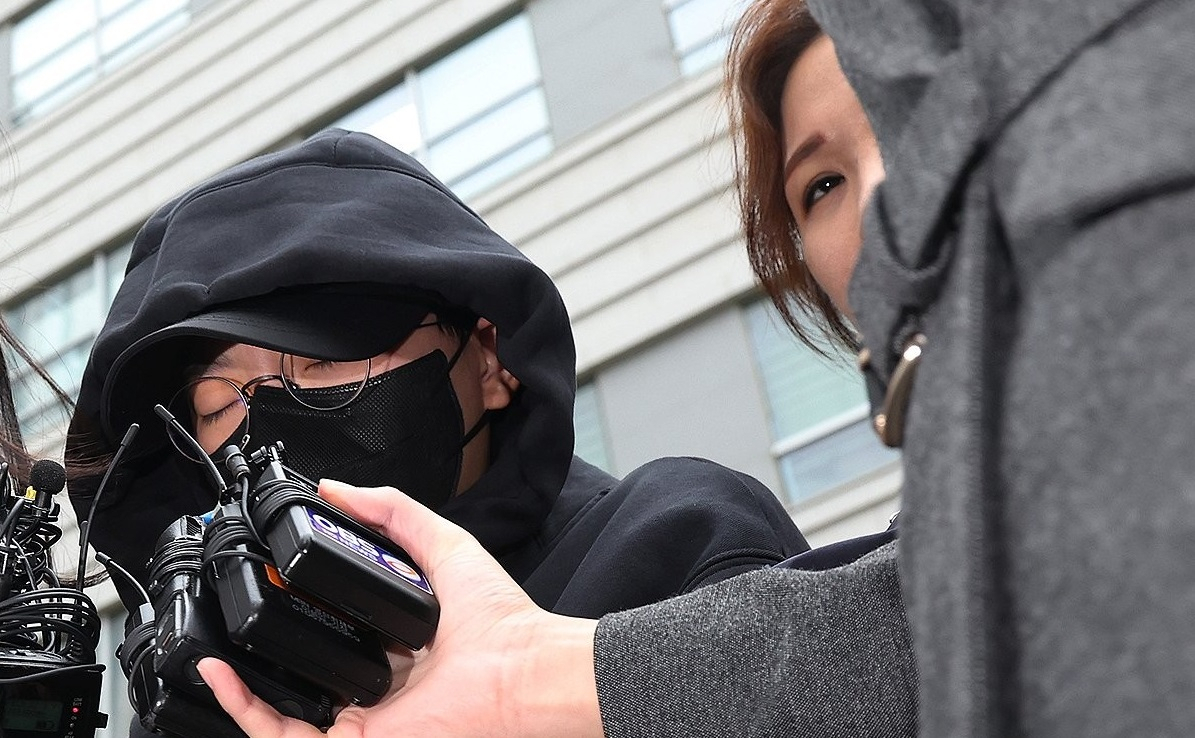 Jeon Cheong-jo (L), the former fiance of Olympic fencing medalist Nam Hyun-hee, stands on the photo line on Nov. 3, 2023, before attending a court hearing in Seoul on an arrest warrant. (Yonhap)